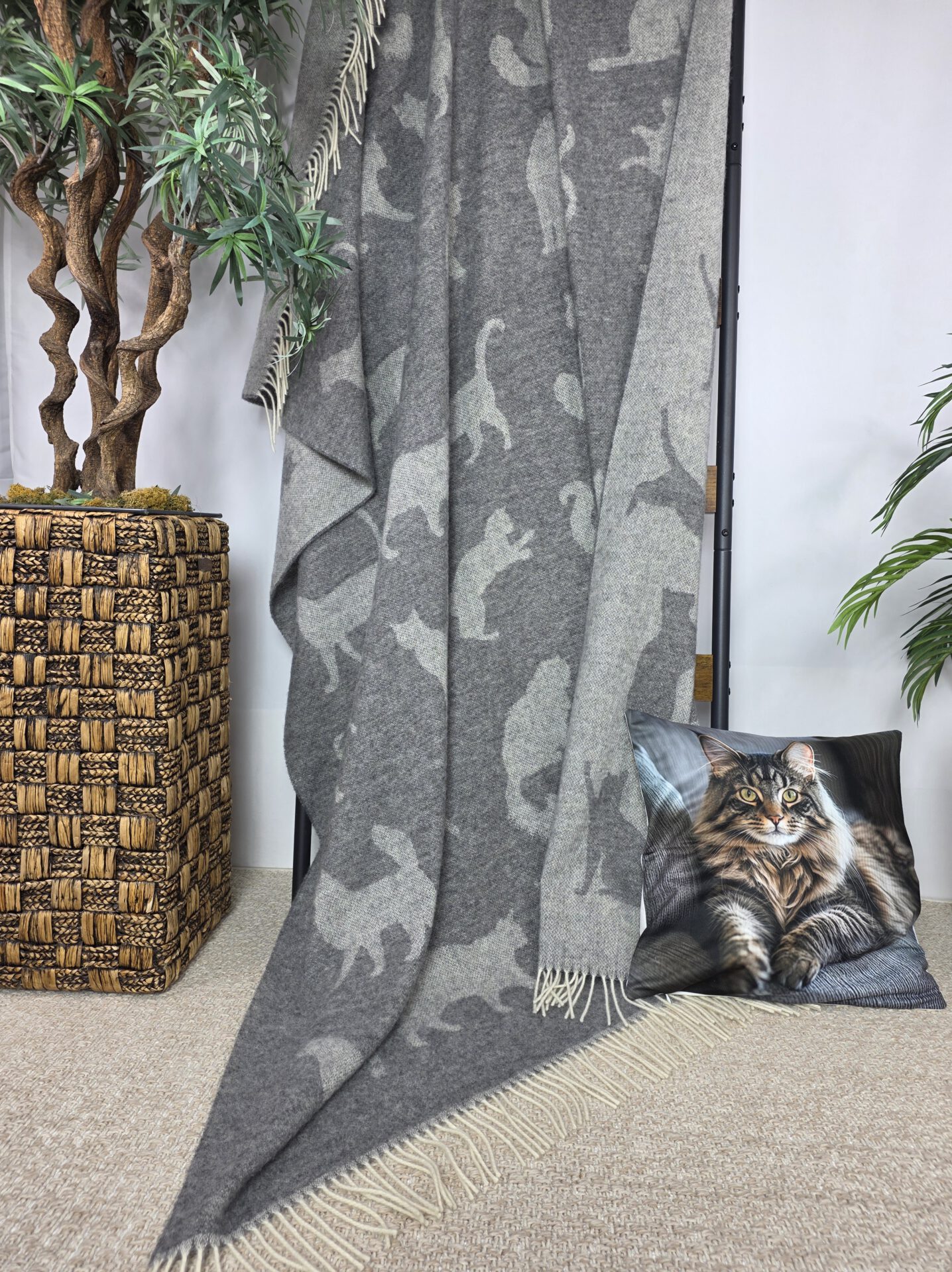 Wollplaid & Wolldecke "Tirol T Katzen" grau-weiß – Bild 2