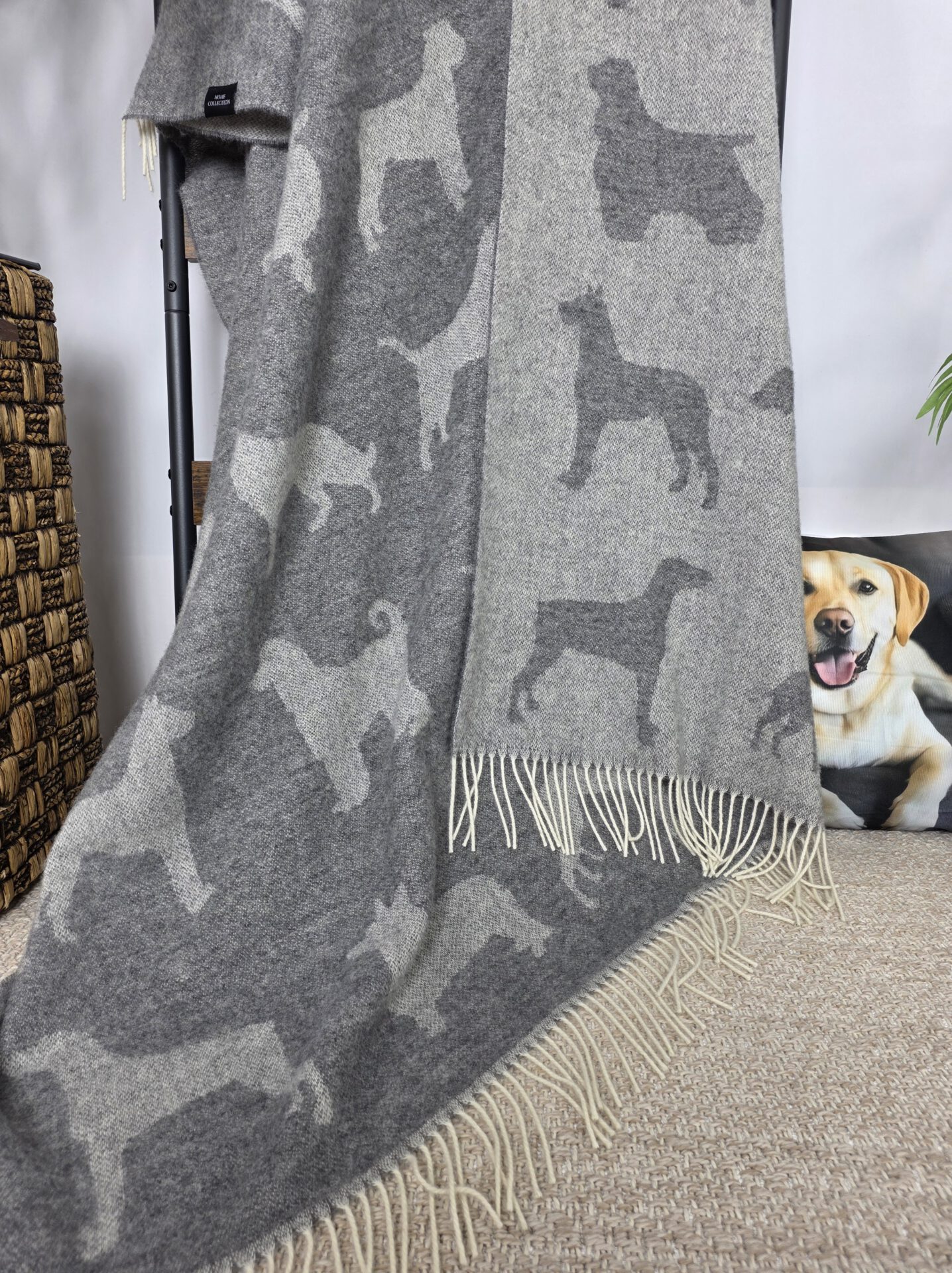 Wollplaid & Wolldecke "Tirol T Hunde" grau-weiß – Bild 3