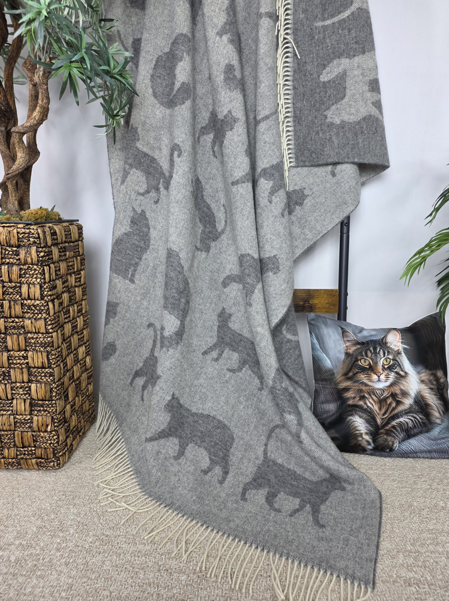 Wollplaid & Wolldecke "Tirol T Katzen" grau-weiß – Bild 4